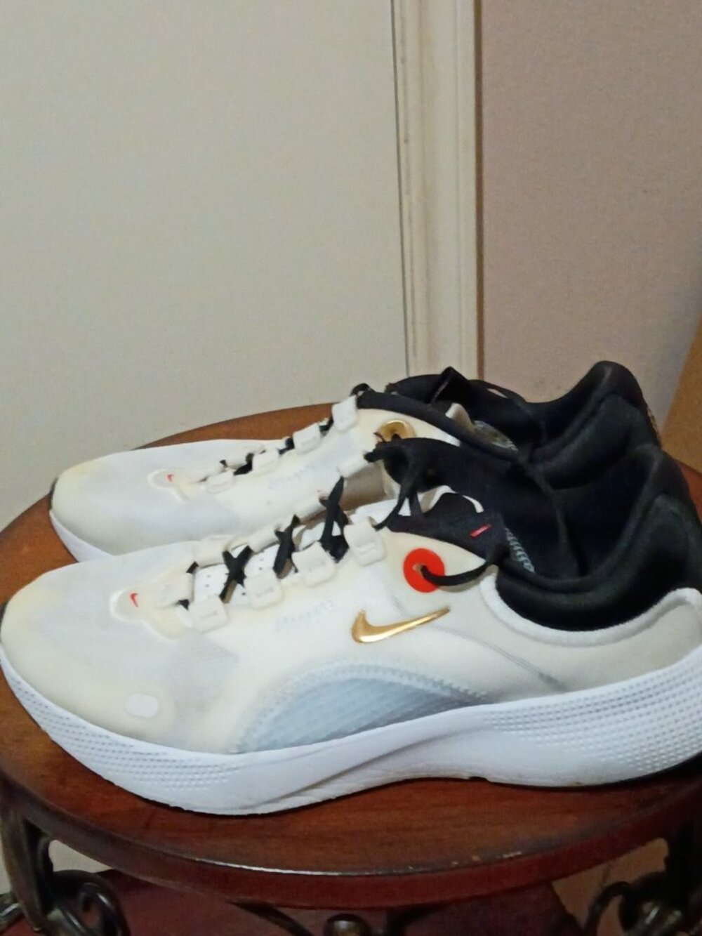 Nike React Escape Run Women's Size 8.5 White Black Gold Running Shoes CV3817-103 - Picture 9 of 13